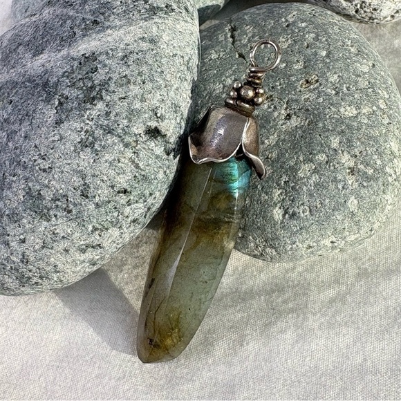 Iridescent Labradorite Silver Floral Pendant Ethereal Fairy Minimalist Mystical - Picture 10 of 14
